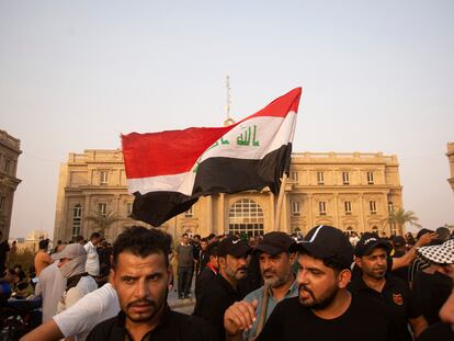 Supporters of Iraqi Shiite cleric Moqtada Sadr are pictured outside a governmental building during a demonstration in Iraq's southern city of Basra on August 29, 2022. - Dozens of angry supporters of the powerful cleric stormed the Republican Palace, a ceremonial building in the fortified Green Zone, a security source said, shortly after Sadr said he was quitting politics. The army has announced a  Baghdad-wide curfew to start from 3:30 pm (1230 GMT). (Photo by Hussein FALEH / AFP)