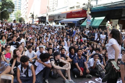 Las asambleas de los estudiantes salieron de las escuelas ocupadas a las calles, para demostrar lo que la Primavera Secundarista podía lograr. Frenaron un injusto proyecto del gobierno y consiguieron crear una escuela utópica, basada en el diálogo y la igualdad, donde la educación fue su mayor prioridad.