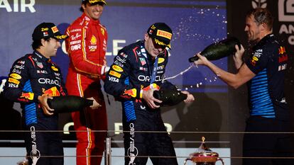 Max Verstappen celebra la victoria en el podio con Checo Pérez y Carlos Sainz, este sábado en el Gran Premio de Baréin.