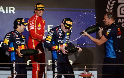 Max Verstappen celebra la victoria en el podio con Checo Pérez y Carlos Sainz, este sábado en el Gran Premio de Baréin.