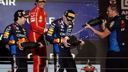 Max Verstappen celebra la victoria en el podio con Checo Pérez y Carlos Sainz, este sábado en el Gran Premio de Baréin.