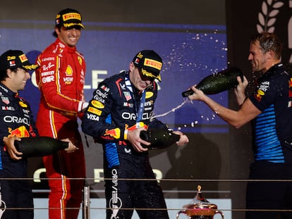 Max Verstappen celebra la victoria en el podio con Checo Pérez y Carlos Sainz, este sábado en el Gran Premio de Baréin.