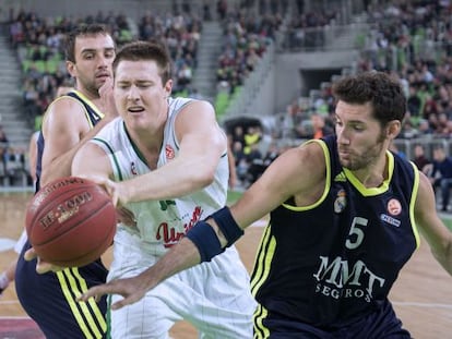 Baynes y Rudy pugnan por la pelota