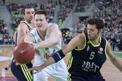 Baynes y Rudy pugnan por la pelota