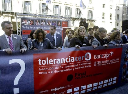 Concentración de los concejales del Ayuntamiento de Alicante con motivo del Día Mundial contra la Violencia de Género.