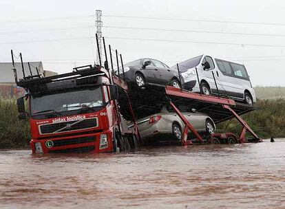 Aspecto que presentaba ayer una calle de Alcázar de San Juan (Ciudad Real) después de la tormenta.