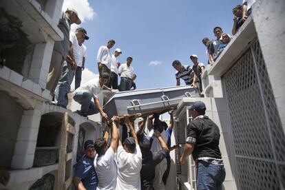 Entierro en el cementerio municipal de Portoviejo (Ecuador).