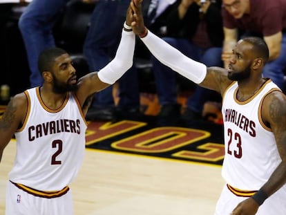 Irving e LeBron lideram primeira vit&oacute;ria dos Cavaliers na s&eacute;rie.