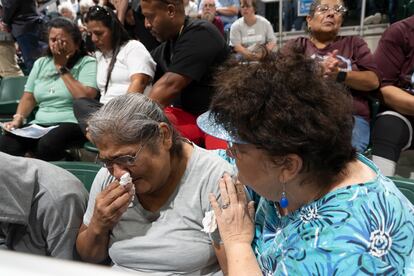 Familiares asisten a la vigilia celebrada en honor a las víctimas del tiroteo en la escuela primaria Robb. La vigilia se celebró en el Uvalde County Fairplex Arena, en Texas, el miércoles 25 de mayo de 2022.