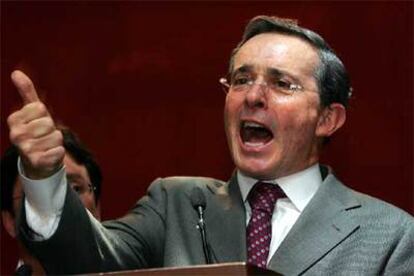 Álvaro Uribe se dirige a sus seguidores, tras ser reelegido presidente de Colombia.
