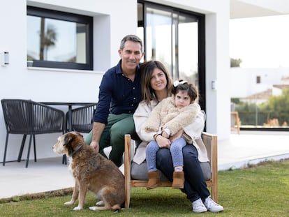 Carmen, en brazos de su madre, Laura Bergillos, con su padre, Javier Silva, y su perra Lua, en el jardín de su casa de Benalmádena (Málaga) a principios de mes.