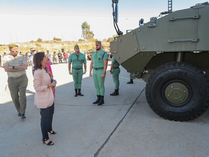 La ministra de Defensa, Margarita Robles, en una visita a la fábrica de Santa Bárbara Sistemas, en Alcalá de Guadaira (Sevilla), frente a un VCR Dragón 8x8.