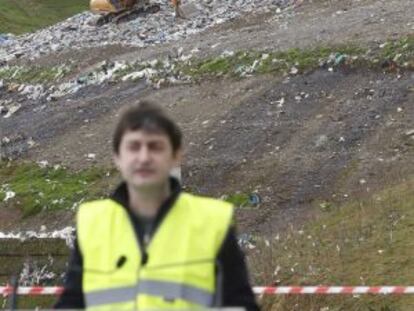 El diputado de Medio Ambiente de Gipuzkoa, Iñaki Errazkin, con el vertedero de Zarautz al fondo.