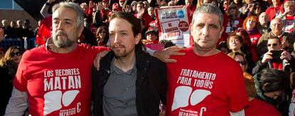 Podemos leader Pablo Iglesias with members of a hepatitis C support group.