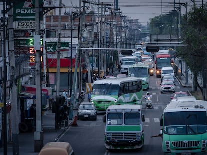 El trafico en la Av. Ignacio Zaragoza, durante la contingencia ambiental más reciente en Ciudad de México, el 4 de mayo de 2022.