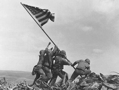 Soldados estadounidenses plantan la bandera de su país en la cumbre del monte Suribachi, el 23 de febrero de 1945.