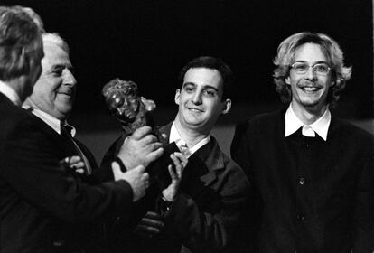 <b>1997. </b>Como el año anterior, el mejor director novel (Alejandro Amenábar) es el realizador de la mejor película ('Tesis'). El thriller se lleva seis goyas posibles de siete (solo Ana Torrent se queda sin premio): hasta el de honor recae en el director Miguel Picazo, que tiene un pequeño papel en Tesis. En la imagen, Amenábar recoge el Goya a la mejor película junto a Fele Martínez, mejor actor revelación.