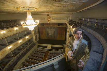 El actor Guillermo Llansó caracterizado como Carlos III realiza la visita teatralizada al Real Coliseo de Carlos III. En la imagen, las gradas del paraíso. El edificio fue construido en 1771 por el arquitecto Jaime Marquet, remodelado por Juan de Villanueva (autor del Museo del Prado) y declarado Bien de Interés Cultural en 1995.