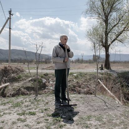 Un hombre mayor hace una pausa en el trabajo en el pueblo de Svanetia, uno de los campamentos de refugiados construidos por el Gobierno georgiano a lo largo de la frontera con Osetia del Sur.