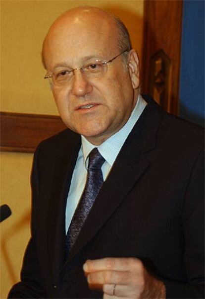 Nagib Mikati se dirige a la prensa en Beirut tras su nombramiento.