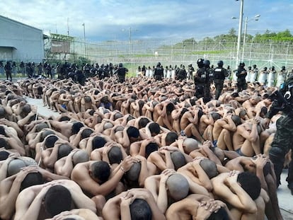 Reos vigilados por agentes de seguridad en una prisión hondureña, en una fotografía cedida el 26 de junio de 2023.