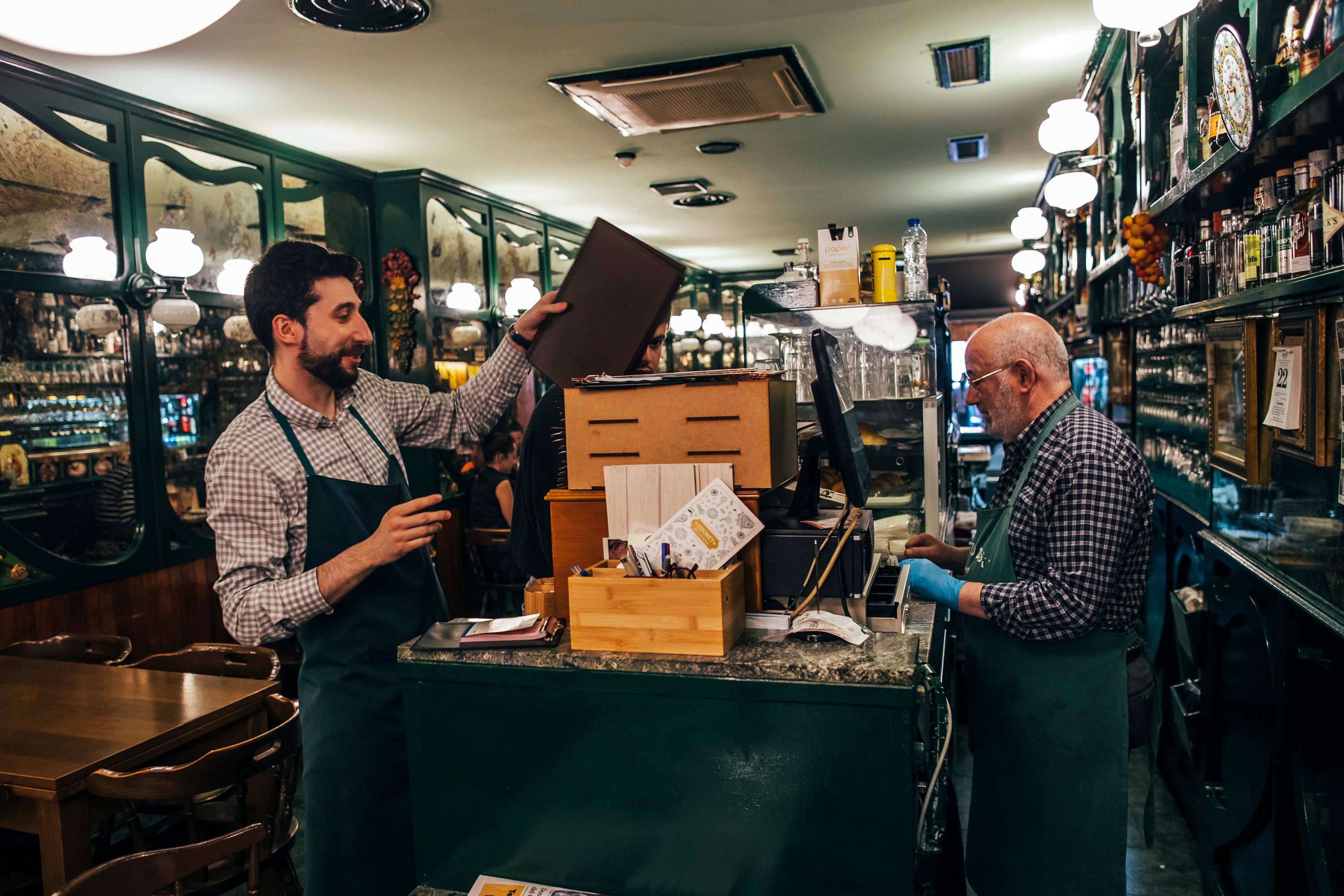 La facturación de la industria vuelve a tasas negativas y la actividad de los servicios encadena cinco meses de alzas