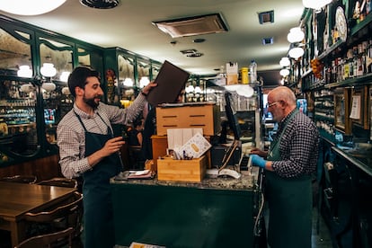 Camareros atienden al medio día a los clientes del Café Bar Paradiso, en Santiago de Compostela (Galicia).