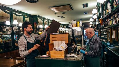 Trabajadores en un bar de Santiago de Compostela, en mayo de 2023.