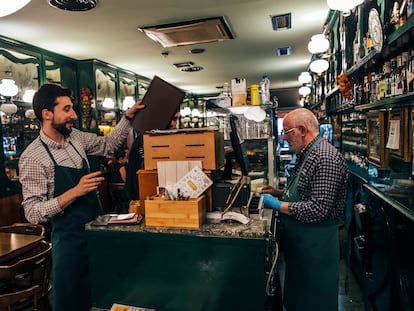 Camareros atienden al medio día a los clientes del Café Bar Paradiso, en Santiago de Compostela (Galicia).