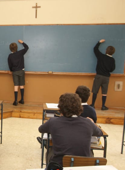 Clase de 6º de primaria de un colegio concertado presidida por un crucifijo.