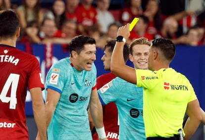 Lewandowski ve la cartulina amarilla en El Sadar.