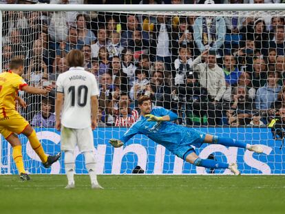 MADRID, 30/10/2022.- El delantero uruguayo del Girona Cristhian Stuani (i) dispara desde el punto d penalti para marcar el gol del 1-1 ante el Real Madrid, durante el partido de LaLiga de fútbol de Primera División disputado este domingo en el estadio Santigo Bernabéu, en Madrid. EFE/Juan Carlos Hidalgo
