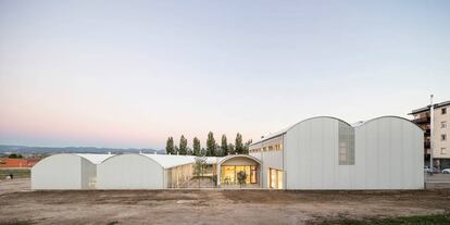 Centro Médico Psicopedagógico de Osona, en Vic, proyectado por Jordi Comas Mora y Anna Pont Armengol.