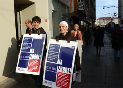 Dos jóvenes llaman a la participación en los comicios el pasado viernes en Zagreb.