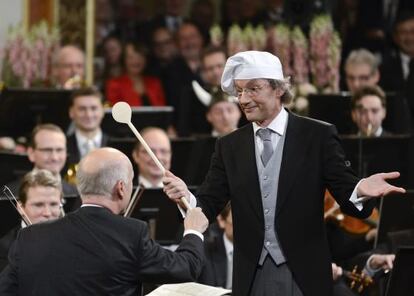 Franz Welser-M&ouml;st, con cuchar&oacute;n y gorro de cocinero, durante el &#039;El Carnaval de Venecia&#039;