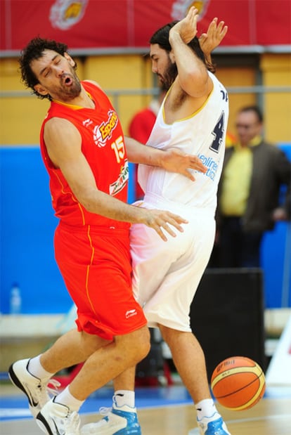 Garbajosa y Scola, durante el partido amistoso preparatorio para el Mundial.