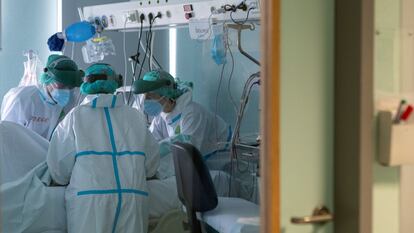 Varios sanitarios atienden a un paciente en la Unidad de Cuidados Intensivos dedicada a ingresados por covid del hospital Miguel Servet de Zaragoza, este miércoles.