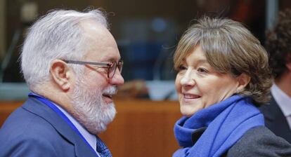 La ministra de Agricultura y Pesca, Isabel García Tejerina (d), y el comisario europeo de Cambio Climático y Energía, Miguel Arias Cañete.