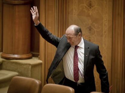 Traian Basescu deja el Parlamento antes de la votarse su suspensi&oacute;n como presidente de Ruman&iacute;a.