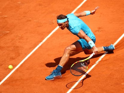 Nadal devuelve la pelota de revés durante un partido del último Roland Garros.