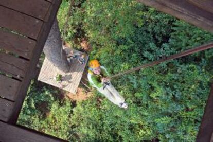 Una de las plataformas del circuito aéreo que recorre la jungla en Chiang Mai, Tailandia.