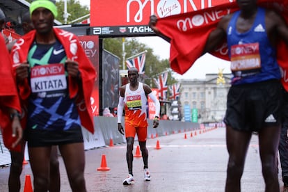 Kipchoge cruza la meta más de un minuto después del ganador, Kitata.