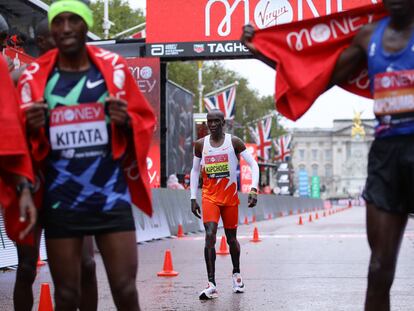 Kipchoge cruza la meta más de un minuto después del ganador, Kitata.