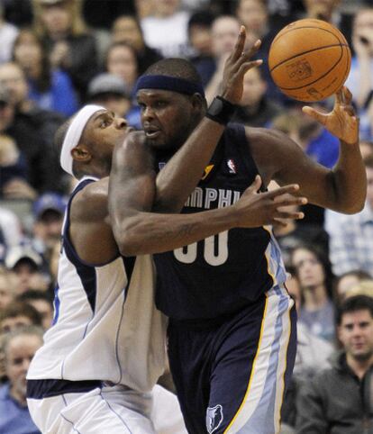 El jugador de los Grizzlies Zack Randolph intenta superar a su contrincante del Dallas, Brendan Haywood.