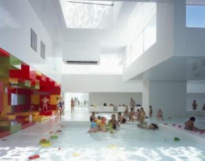 La piscina Les Bains des Docks, un proyecto de 2008 del arquitecto Jean Nouvel.