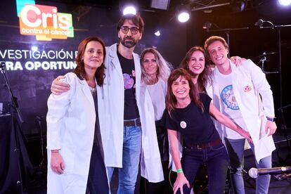 Lola Manterola (en el centro, con camiseta negra) junto a investigadores de CRIS, en una imagen cedida por la organización.