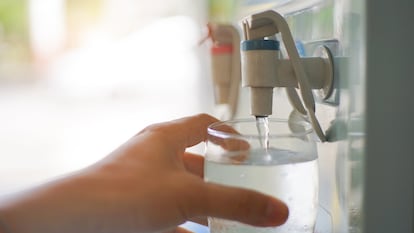 Una gran alternativa para cuidar el medio ambiente y reducir el consumo de plásticos al comprar agua embotellada.GETTY IMAGES.