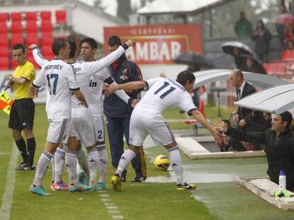 Los jugadores del Castilla dedican un gol a Toril.