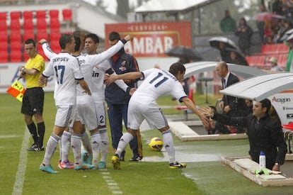 Los jugadores del Castilla dedican un gol a Toril.