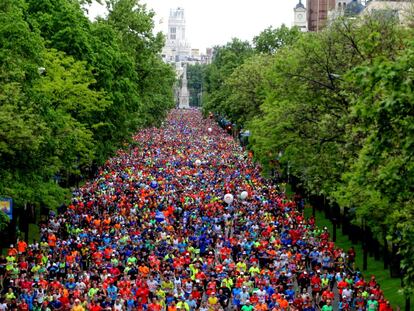 Miles de corredores en el paseo de la Castellana de Madrid, durante la celebraci&oacute;n de un marat&oacute;n popular.